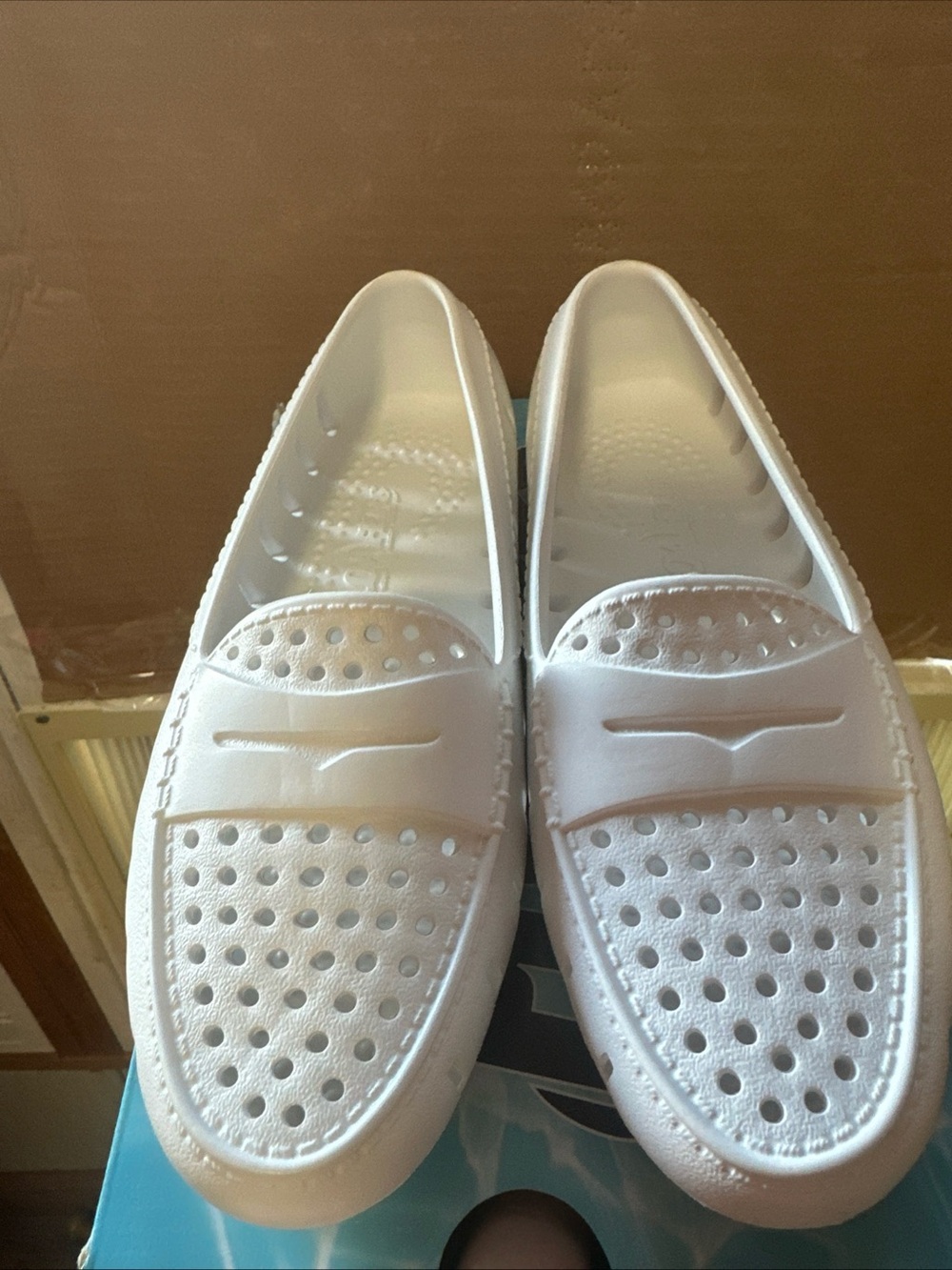 FLOAFERS WOMENS POSH DRIVER: WHITE/GRAY: NEW IN BOX: SIZE 5